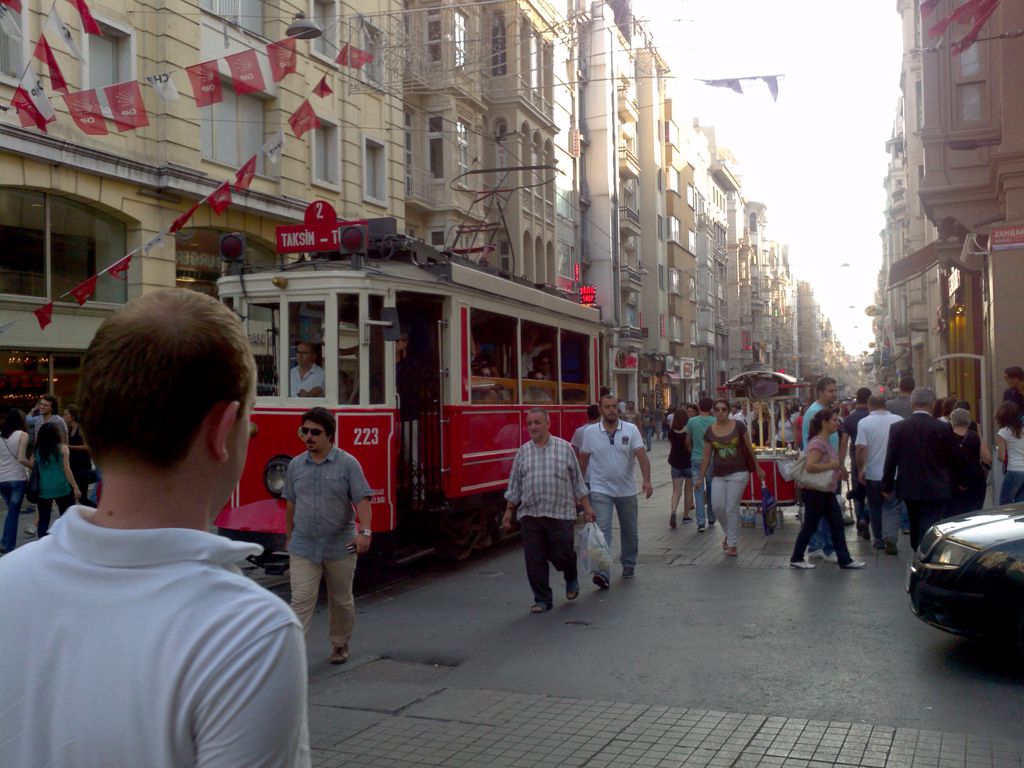 Le tramway Taksim 2 Tunnel sur la plus longue rue piétonne que j'ai vue, Sıraselviler Caddesi.